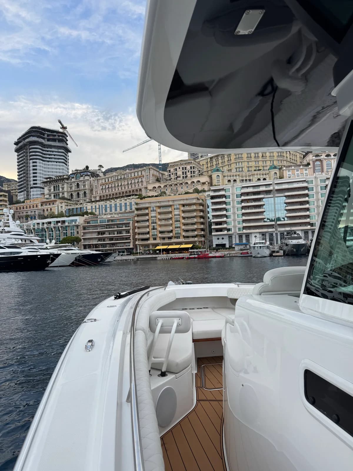 Pont d’un yacht avec vue sur le port à Monaco
